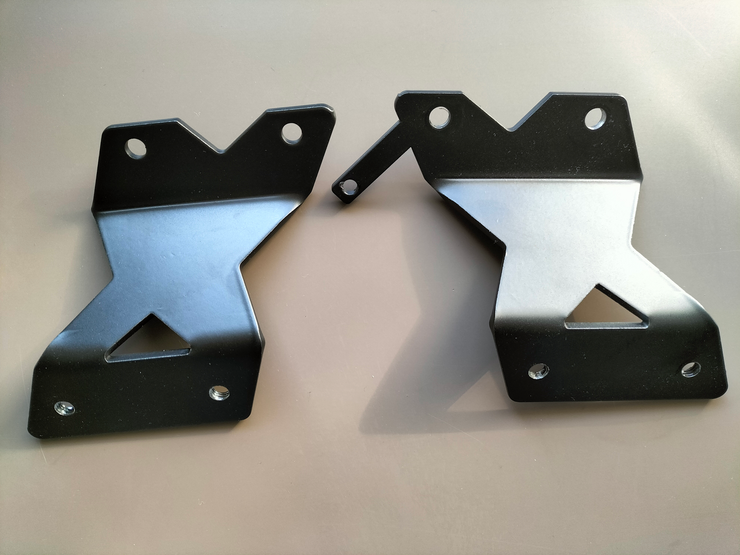 kit  staffe dx e sx abbassamento pedane 8 cm  passeggiero Yamaha  XSR900 e MT09